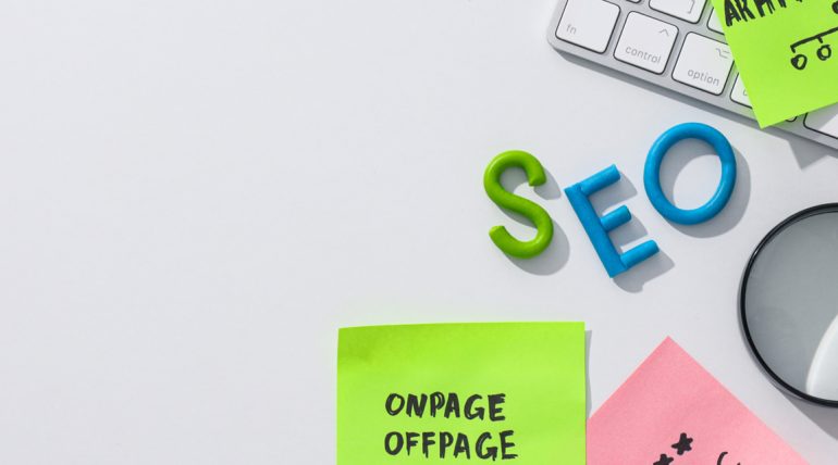 The acronym SEO with surrounding post-it notes